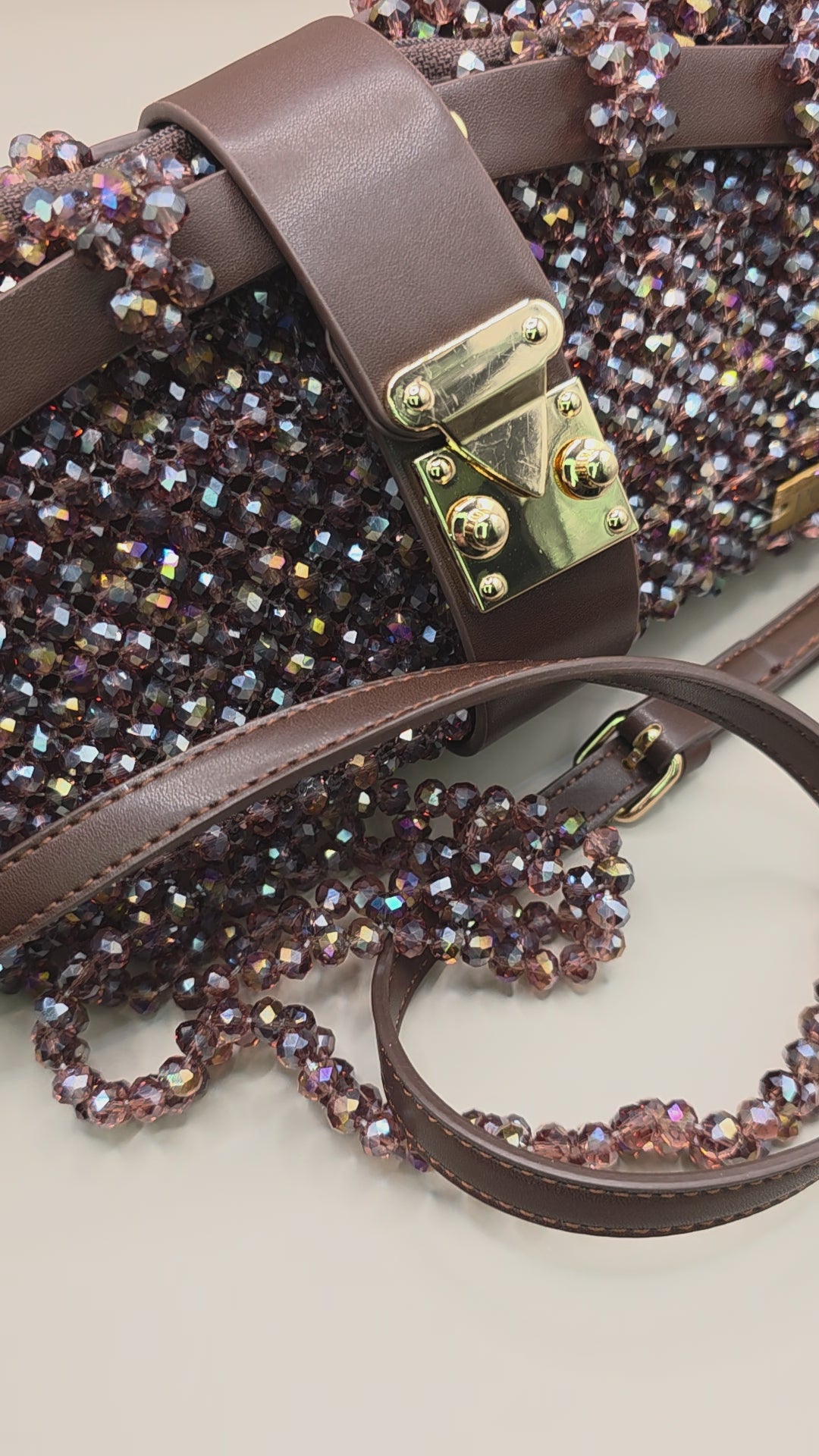 Modèle MIREILLE "taille L" 25x13x9 perles de verre et simili cuir.