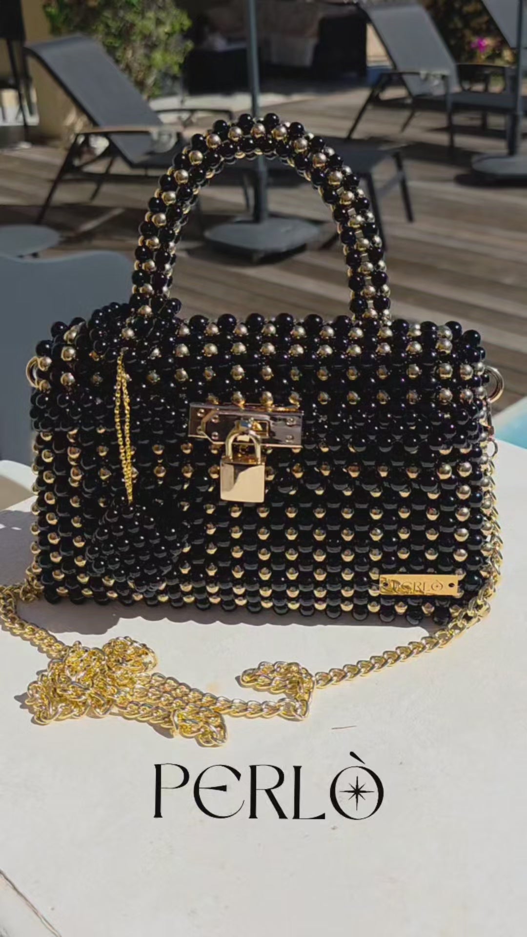 Modèle HILONA en perles acryliques.