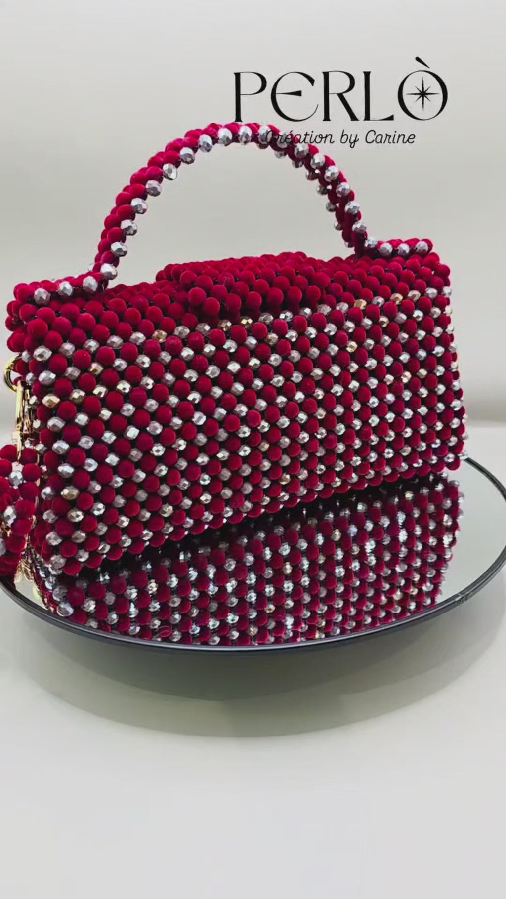 Modèle JACQUELINE perles de verre et de velour.