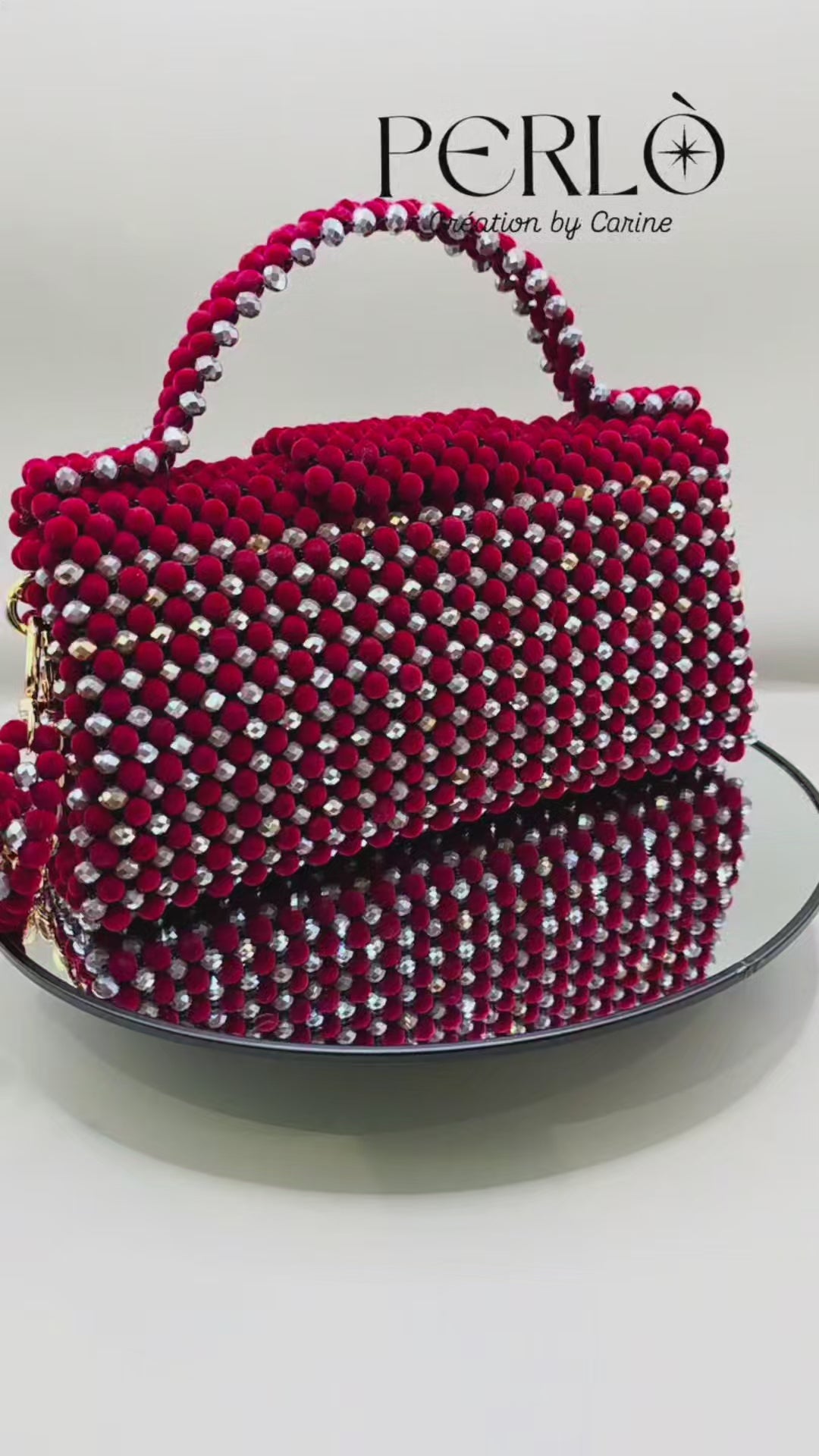 Modèle JACQUELINE perles de verre et de velour.