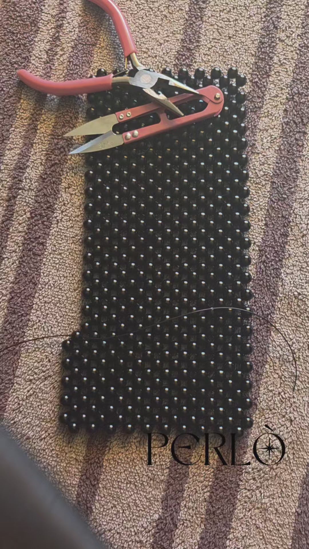 Modèle CLARA en perles acryliques.