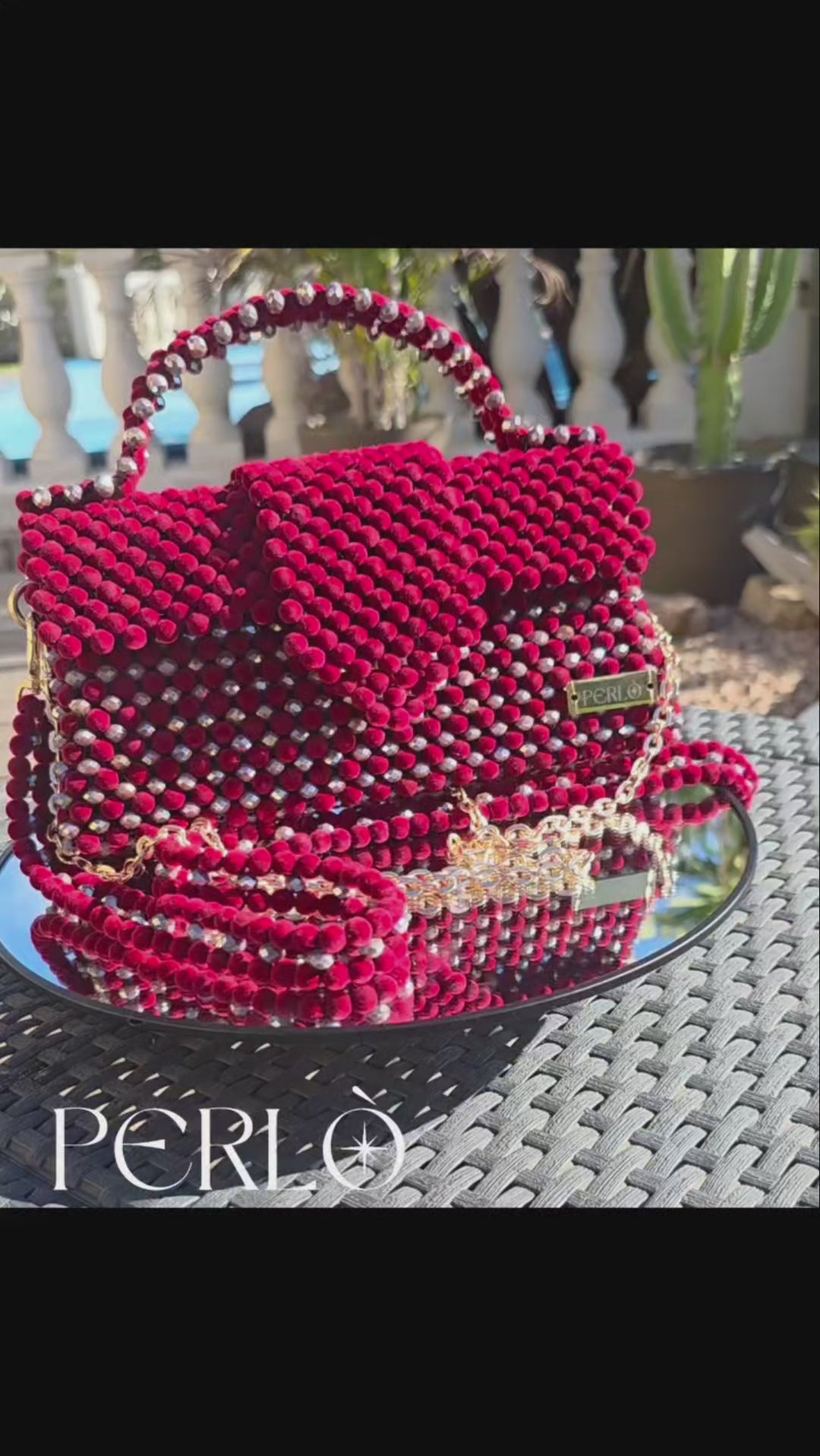 Modèle JACQUELINE perles de verre et de velour.