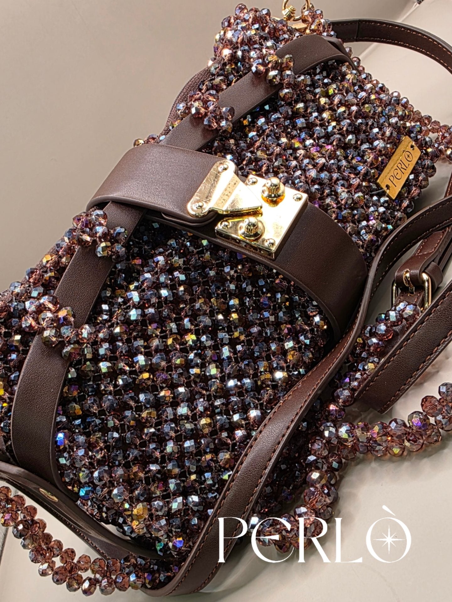 Modèle MIREILLE "taille L" 25x13x9 perles de verre et simili cuir.