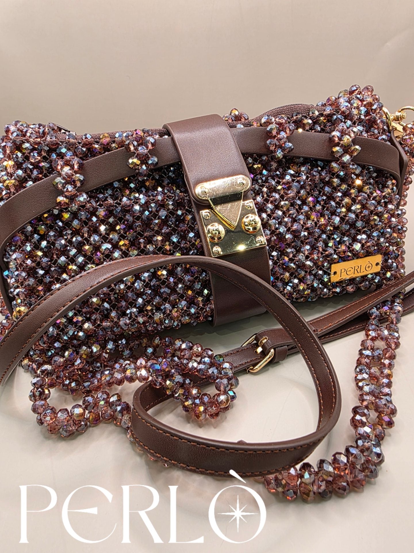 Modèle MIREILLE "taille L" 25x13x9 perles de verre et simili cuir.