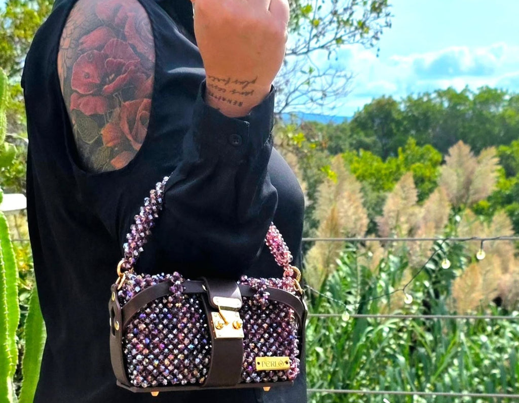 Modèle MIREILLE "taille S" en perles de verre et simili cuir.