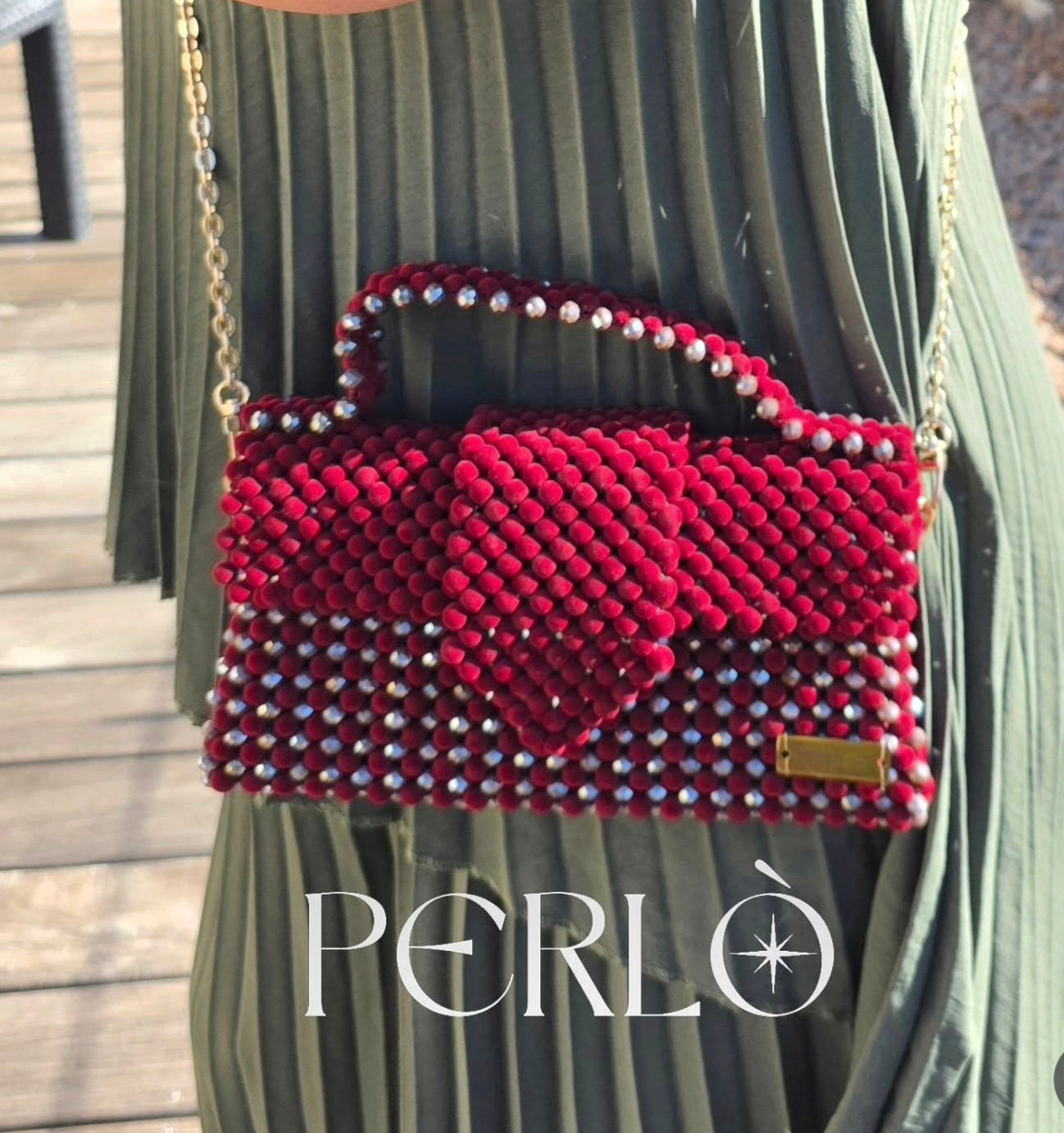 Modèle JACQUELINE perles de verre et de velour.