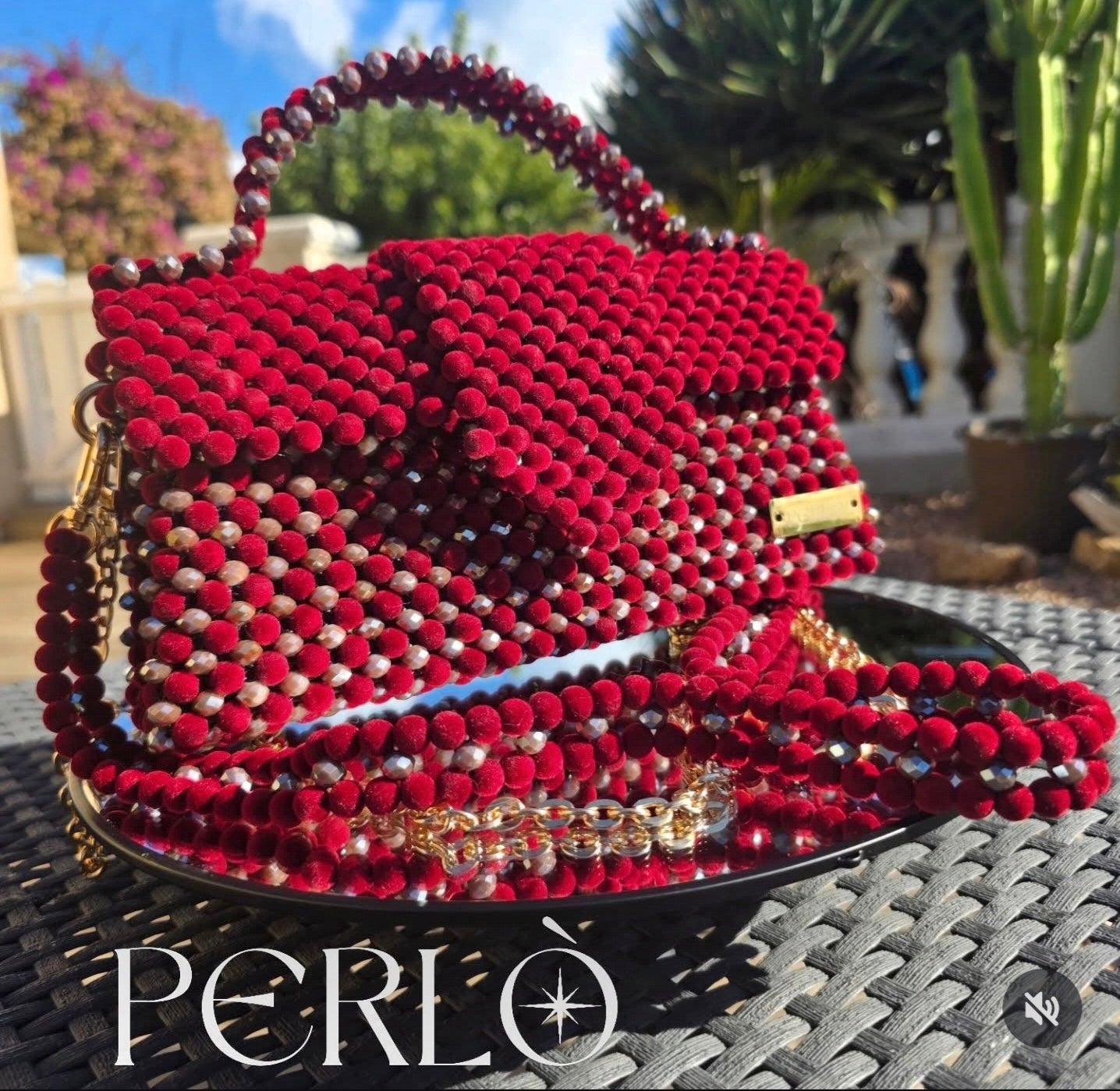 Modèle JACQUELINE perles de verre et de velour.