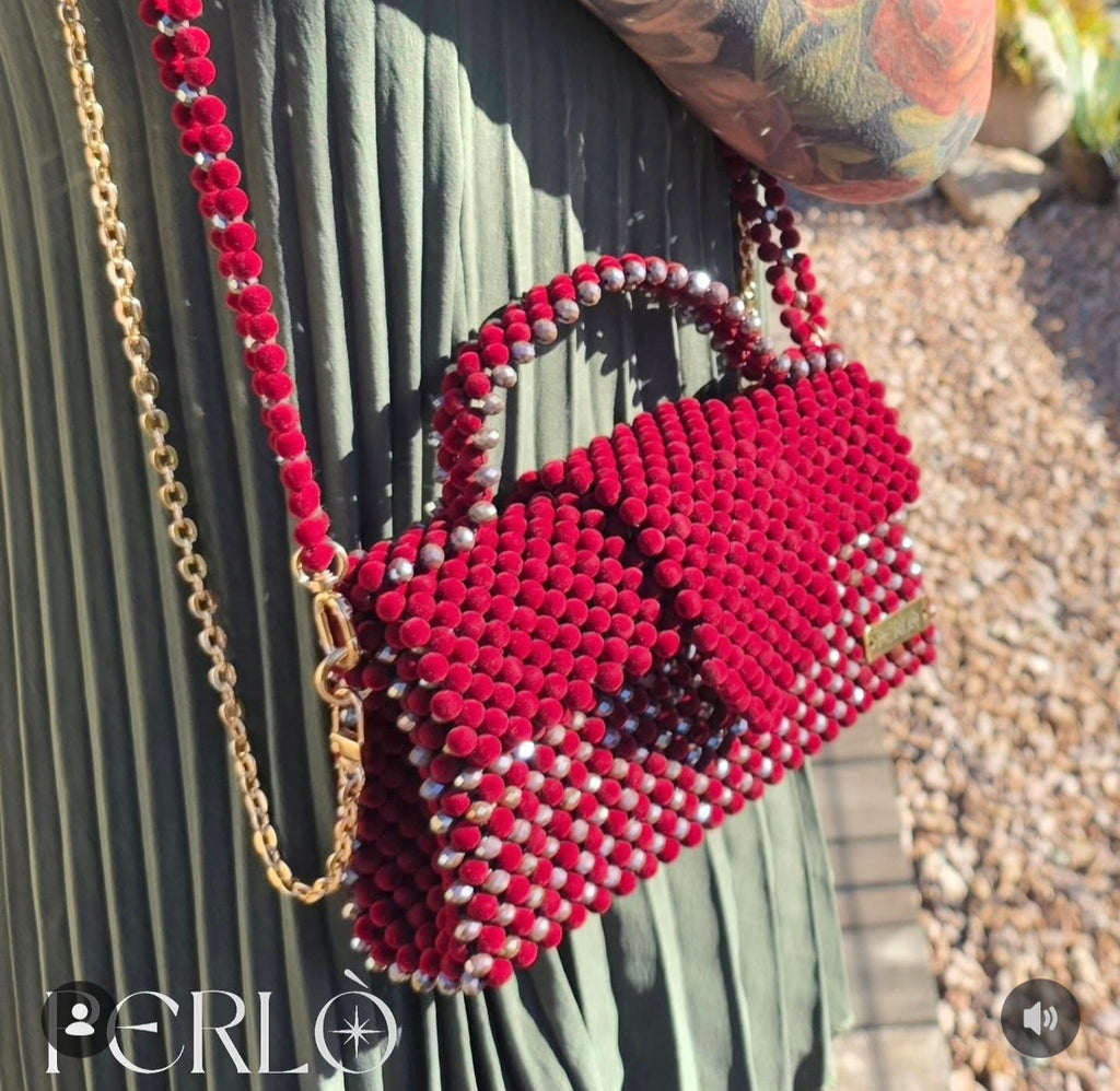 Modèle JACQUELINE perles de verre et de velour.