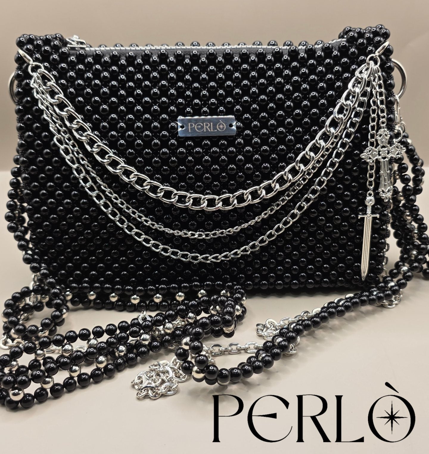 Modèle CHRISTELLE en perles acryliques.