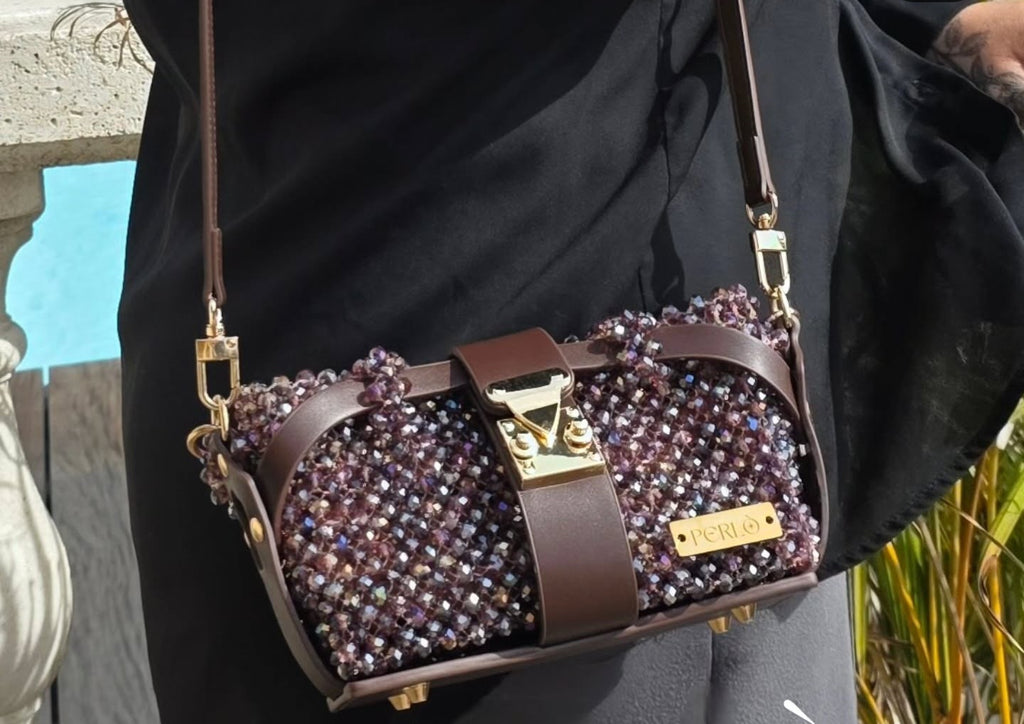 Modèle MIREILLE "taille S" en perles de verre et simili cuir.