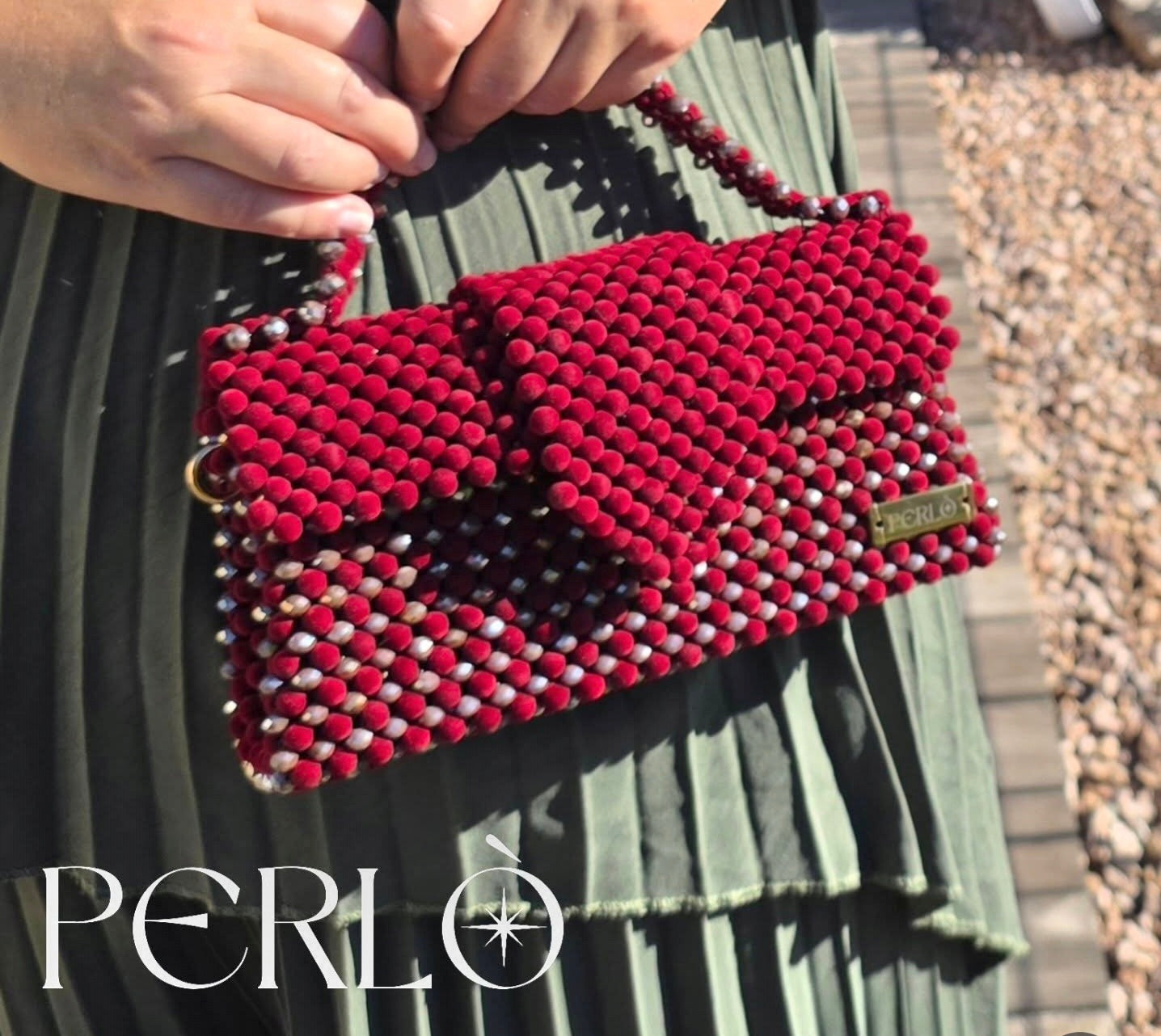 Modèle JACQUELINE perles de verre et de velour.